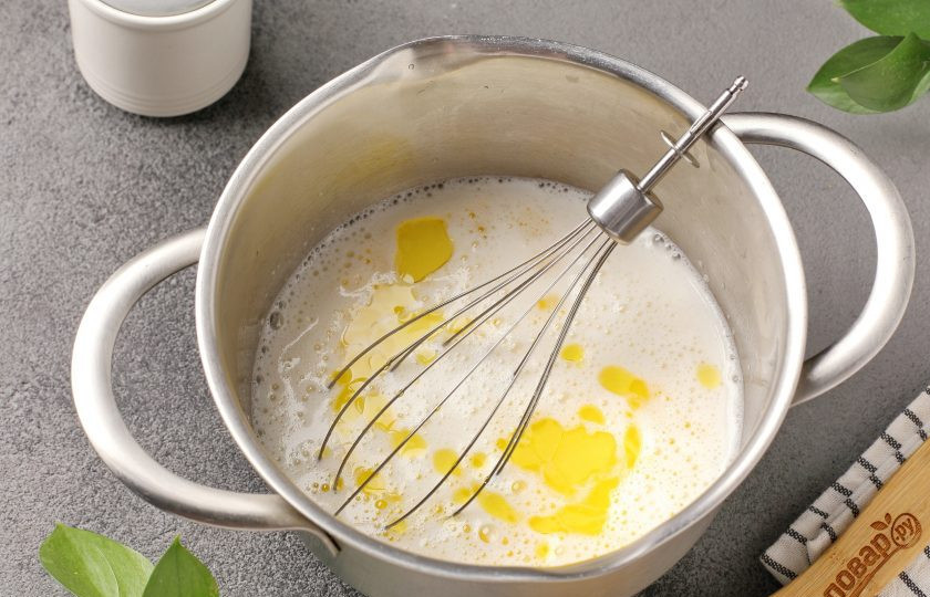 1. Этап. Ржаные блины: Соедините кипяток и соду, перемешайте и тонкой струйкой добавьте в тесто, при этом непрерывно перемешивайте тесто. Следом влейте масло.