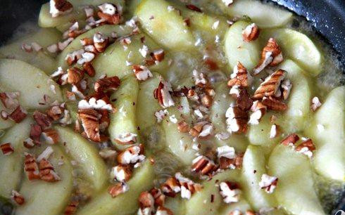1. Этап. Вафли с яблоками и орехами: 2. Яблоки очистить и нарезать на ломтики. Нарезать орехи. Растопить сливочное масло в большой сковороде на среднем огне, посыпать немного сахаром сверху. Перемешивать, пока сахар не начнет таять, около 1 минуты. Добавить яблоки. Жарить, пока яблоки не станут коричневыми и нежными, около 10 минут. Посыпать нарезанными орехами.