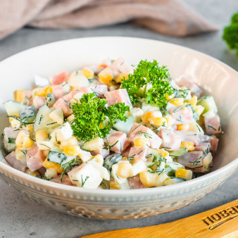 Салат с ветчиной, яйцом и кукурузой