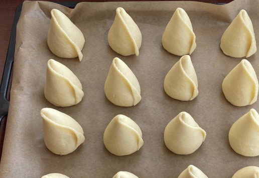 1. Этап. Самса Тюльпан: Таким образом сформовать всю самсу. Смазать яйцом и посыпать кунжутом. ( по желанию) Выпекать в разогретой до 170* духовке, примерно 35 минут. Ориентируйтесь по своей духовке.