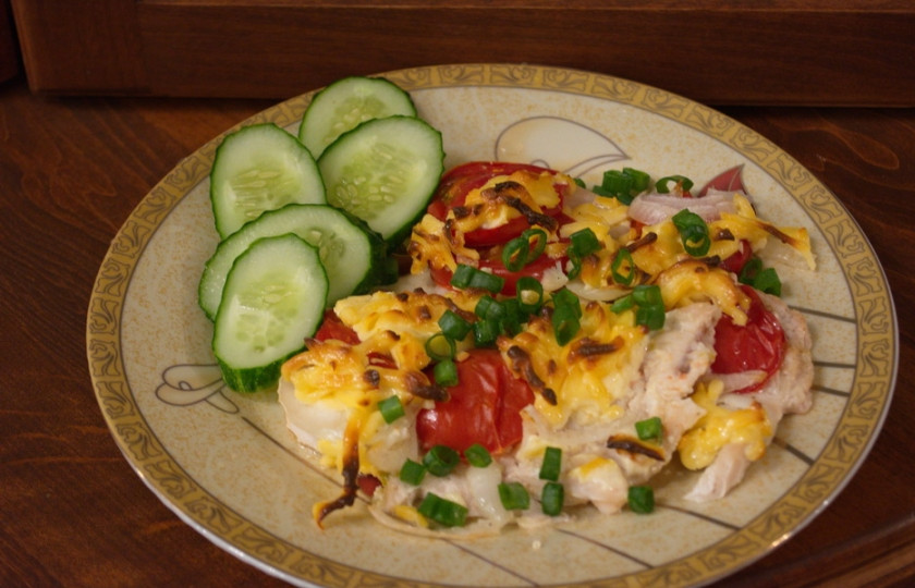 1. Этап. Отбивные в духовке с помидорами и сыром: 5. Разогреваем духовку до 180 градусов. Запекаем мясо в духовке около 15 минут. Готовое блюдо подаем к столу сразу.