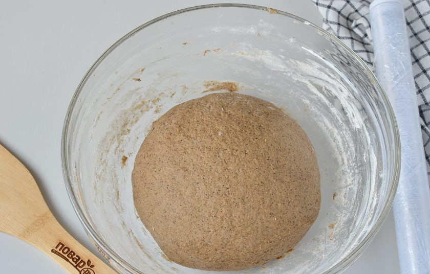 1. Этап. Черный хлеб: Тесто мягкое, упругое, слегка липнущее к рукам. Накройте его пищевой пленкой, поставьте в самое теплое место на 1 час.