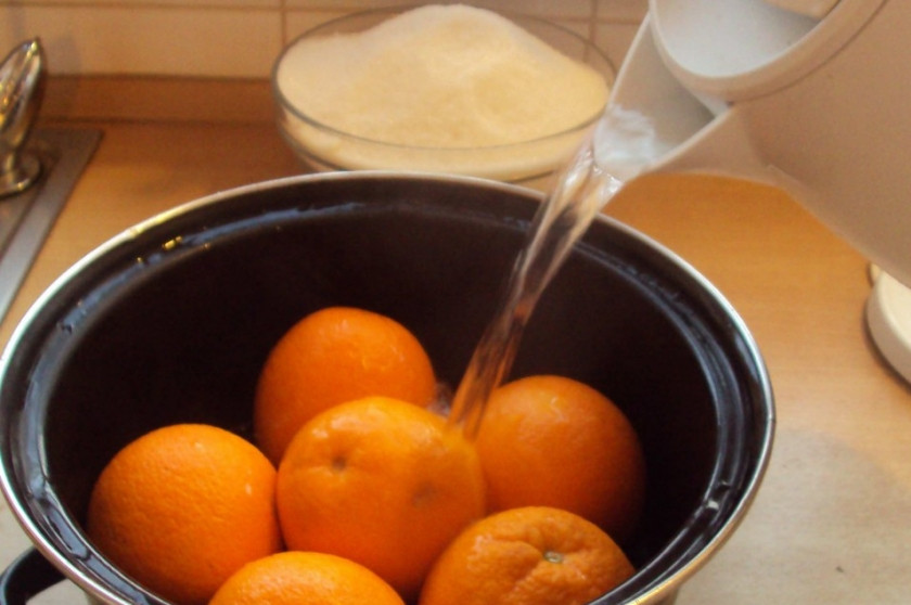 1. Этап. Варенье из апельсинов с кожурой: 2. Количество ингредиентов подбирайте сами, главное, чтобы было 1:1. Апельсины тщательно вымойте и залейте на 15 минут кипятком. Можете положить вес, чтобы они не всплывали.