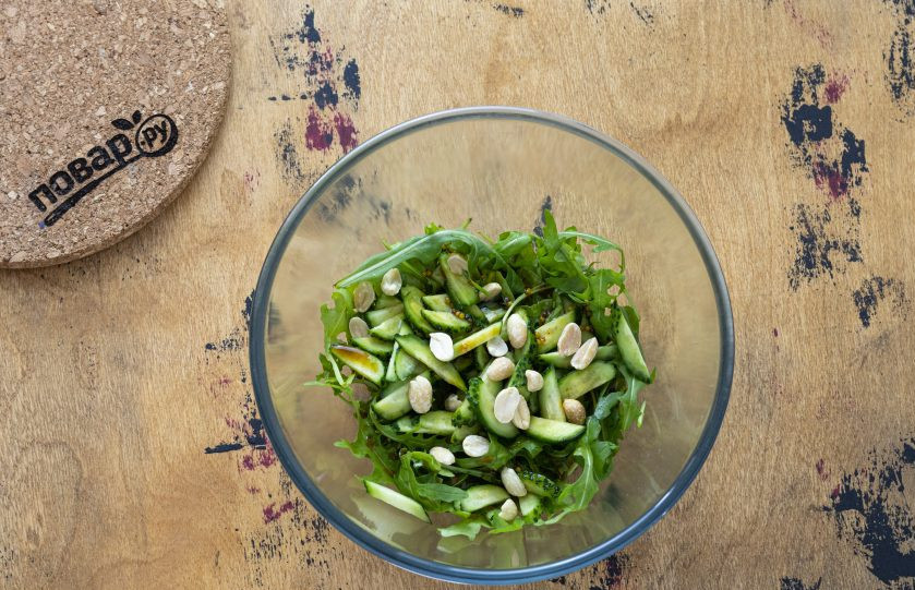 1. Этап. Салат из рукколы с арахисом по-китайски: Влейте заправку в салат, добавьте арахис и все перемешайте.