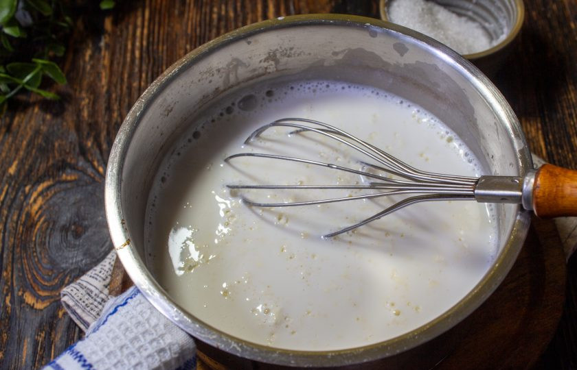 1. Этап. Пудинг из муки: В кипящее молоко всыпьте сахар и ванилин. Тонкой струйкой при непрерывном помешивании влейте молочную смесь с мукой.