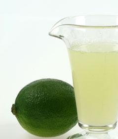 1. Этап. Коктейль Космополитен: 2. Выжмите из лайма сок, и пусть вас не смущает, что в нем могут содержаться волокна самого цитруса.