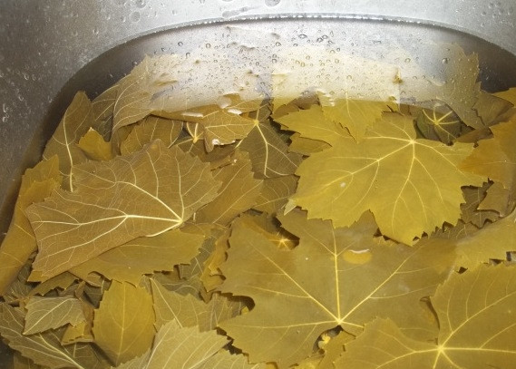 1. Этап. Долма по-грузински: Виноградные листья промываем, бросаем в кастрюлю с кипящей подсоленной водой, отвариваем 3-4 минуты, после чего окатываем ледяной водой и оставляем в ней.