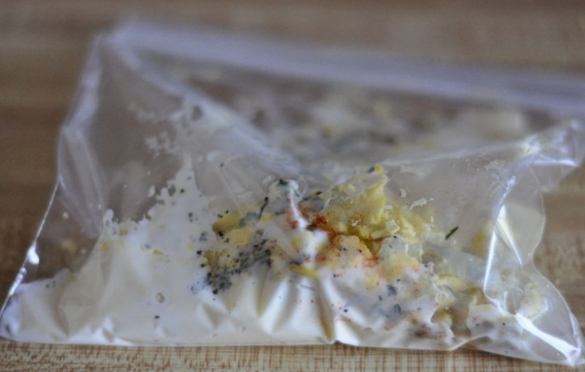 1. Этап. Яйца куриные фаршированные: Смешиваем яичные желтки с майонезом, молоком, измельченной зеленью и специями.