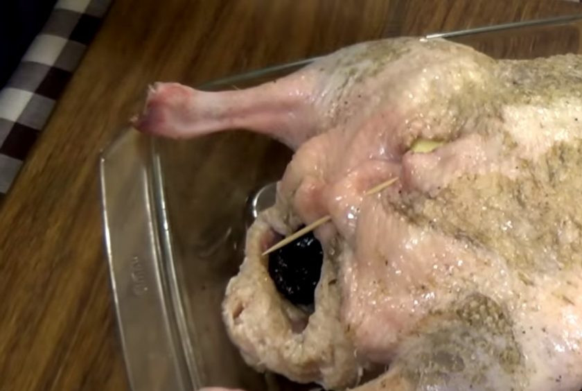 1. Этап. Утка, запеченная с яблоком и черносливом в пиве: 3. Нарежьте небольшими дольками яблоки, смешайте их с черносливом без косточек и медом. Утку нафаршируйте фруктами и заколите кожу на брюшке.