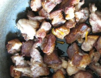 1. Этап. Капуста в чугунке: Если у вас чугунок с ровным дном - обжариваем мясо в нем, а если бабушкин для печки - обжариваем в сковороде. На дно чугунка наливаем пару ложек растительного масла и разогреваем на плите на большом огне. Обжариваем мясо до красивой румяной корочки.