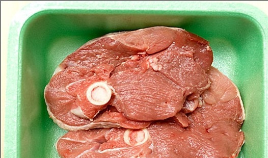 1. Этап. Говядина под кисло-сладким соусом: 1. Мясо помоем, обсушим, и натрем специями и солью. На сковороде на среднем огне растопим масло и обжарим на нем мясо со всех сторон, не до готовности, но чтобы появилась корочка.