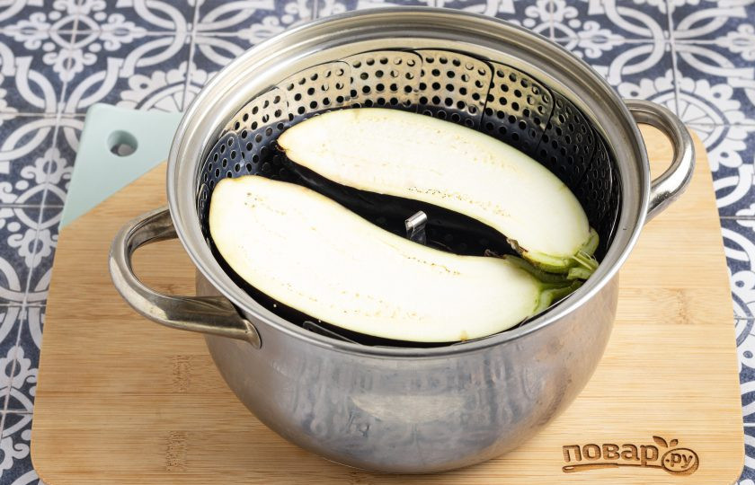 1. Этап. Маринованные овощи по-японски: Баклажаны приготовьте на пару 10-12 минут почти до готовности. Если баклажан крупный, то разрежьте его пополам, а маленький можно оставить целым.