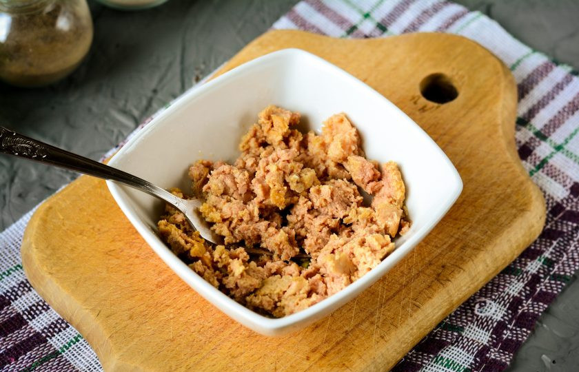 1. Этап. Салат из печени трески с горошком и огурцом: Печень трески извлеките из масла и разомните вилкой.