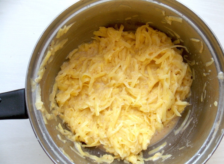 1. Этап. Куриное филе в картофельной шубке: Добавьте специи, белки, крахмал, посолите и перемешайте.