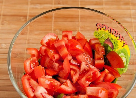 1. Этап. Салат типа Оливье: Дальше выложите помидоры, нарезанные кубиками.