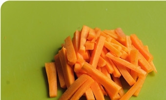 1. Этап. Суп с солеными огурцами: И морковь.