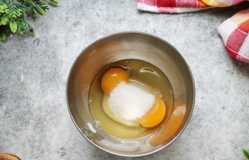 1. Этап. Шоколадные кексы из кокосовой муки: Всыпьте в яйца сахар и взбейте миксером до пышной массы.