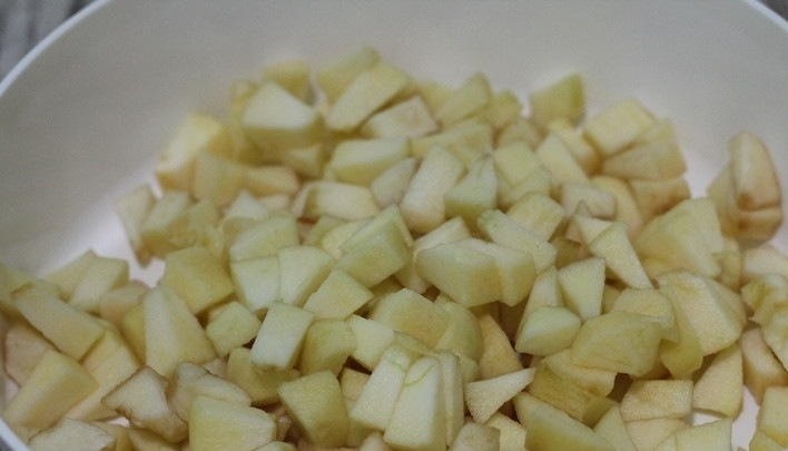 1. Этап. Пирог из дрожжевого теста с яблоками: Яблоки промойте, очистите и нарежьте кубиками.