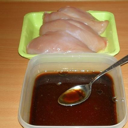 1. Этап. Копченая куриная грудка: 1. Хорошо промыть куриные грудки и разделить каждую пополам. В отдельную посуду, где будут мариноваться грудки, влить соус соевый, масло, бальзамический уксус и имбирь. Все смешать.