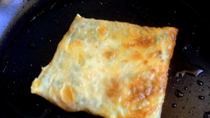 1. Этап. Конвертики из лаваша: Обжарите с двух сторон до румяной корочки. Чтобы желток остался жидким - обжаривайте на сильном огне, но не долго.