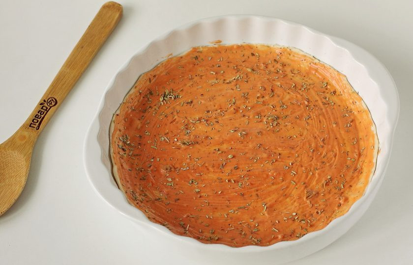 1. Этап. Пицца на слоеном тесте: Смажьте тесто соусом из кетчупа и майонеза и посыпьте сверху орегано.