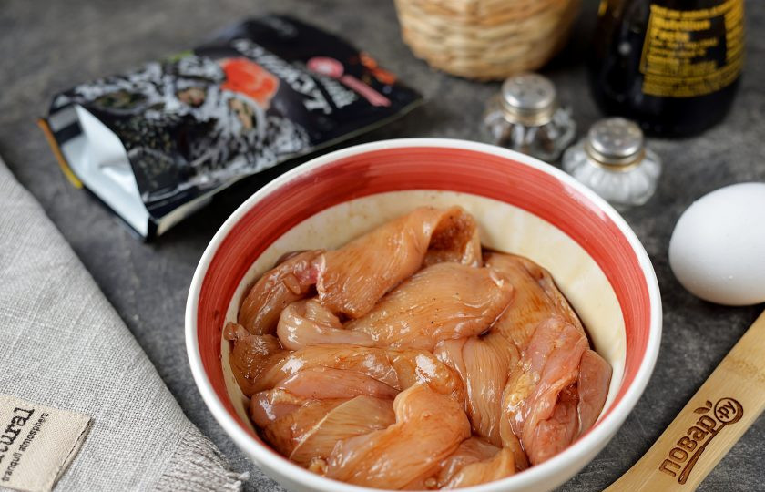 1. Этап. Куриное филе обжаренное в кунжуте Куриный козинак: Влейте соевый соус, перемешайте и оставьте на несколько минут промариноваться.