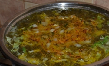 1. Этап. Щавелевый борщ: Добавляем в борщ морковно-луковую зажарку.