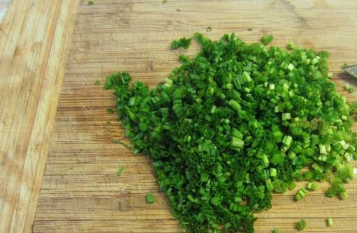 1. Этап. Оладьи из щучьей икры: Лук промойте и мелко нашинкуйте. Красный перец также измельчите.