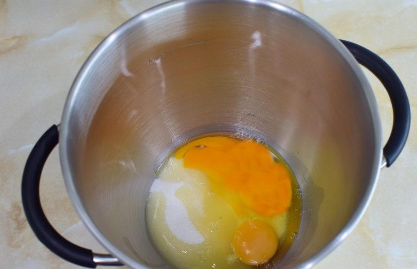 1. Этап. Ванильные кексы с кремом: Яйца соедините с сахаром и взбейте их до получения пышной густой массы.