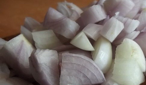 1. Этап. Кислые щи в мультиварке: В то время как, говядина тушится, мы очищаем лук и нарезаем его кубиками.