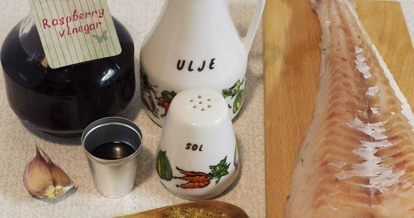 1. Этап. Пикша в духовке: Подготовим основные ингредиенты. Рыбу промываем и очищаем при необходимости.