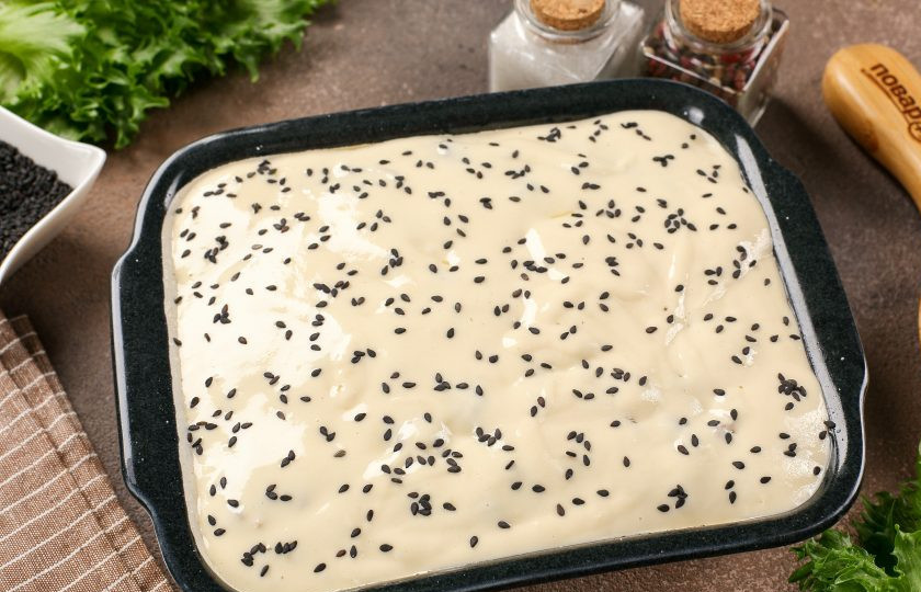 1. Этап. Пирог с сайрой и рисом: Консервированную рыбу разомните вилкой или разберите на небольшие кусочки. Немного жидкости можно оставить, чтобы она пропитала рис. Выложите консервы сверху и полейте оставшимся тестом. Верх можно по желанию посыпать кунжутом или тёртым сыром. Слегка встряхните форму руками, чтобы тесто равномерно распределилось и выпекайте в разогретой до 180 градусов духовке около 40 минут.