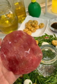 1. Этап. Салат Новогодний с сыровяленой индейкой: На зелень выкладываем моцареллу, сушки, мясо индейки, дольки грейпфрута. Мед, соевый соус, масло оливы, лимонный сок соединяем для заправки салата