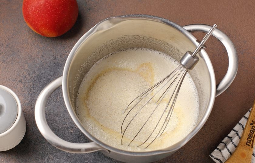 1. Этап. Шарлотка с манкой и яблоками: Добавьте кефир и манку.