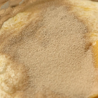 1. Этап. Польский кулич: В получившееся тесто добавляем дрожжи, размешиваем.