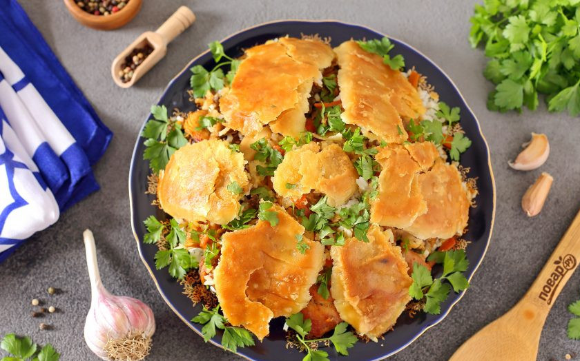 1. Этап. Газмаг для плова: Готовый газмаг для плова подавайте следующим образом. На плоскую тарелку выложите рис, сверху мясо с овощами, газмаг нарежьте или поломайте руками и распределите по всей поверхности, украшая плов. Очень вкусно! Приятного аппетита!