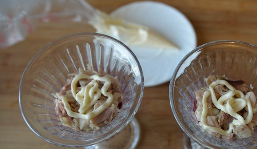 1. Этап. Салат Чингисхан: На индейку наносим майонез, я использовала для удобства кулинарный пакет.