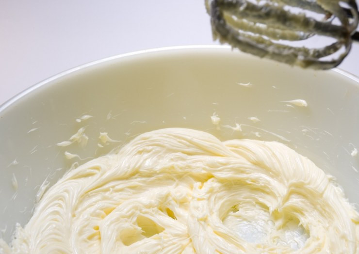 1. Этап. Вишневый крем: 3. Теперь взбиваем крем, постепенно подсыпая к нему сахар (можно заменить на сахарную пудру). Взбиваем на полной мощности до того момента, пока крем не станет пышным.