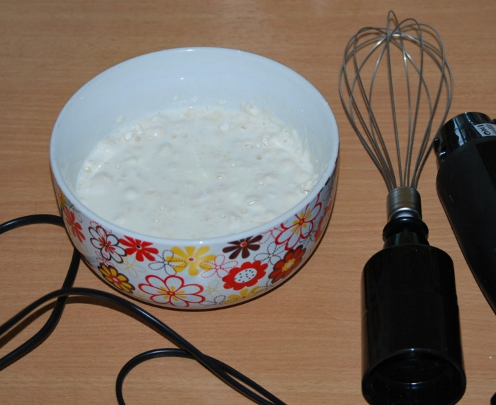 1. Этап. Грибная поджарка: В 200 мл. воды разведите муку, добавьте сметану и взбейте слегка до однородной консистенции.