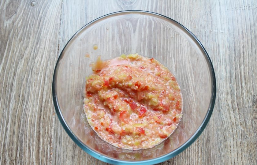 1. Этап. Гаспачо с томатным соком: Измельчите овощи до мелких кусочков или в пюре. Выложите в глубокую миску.