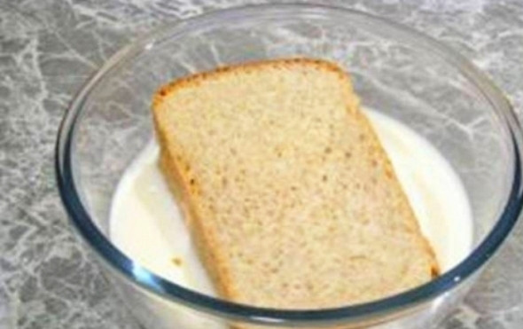 1. Этап. Мясной рулет с черносливом и орехами: 1. Для начала нужно включить духовку, пусть разогревается до 180 градусов. И замочим хлеб в молоке.