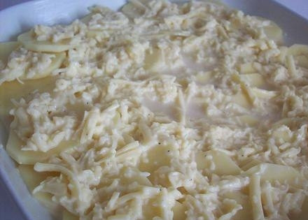 1. Этап. Картофель по-савойски: Заливаем картофель молочно-яичной смесью и ставим в духовку, разогретую до 200 градусов. Запекаем примерно 45-50 минут.