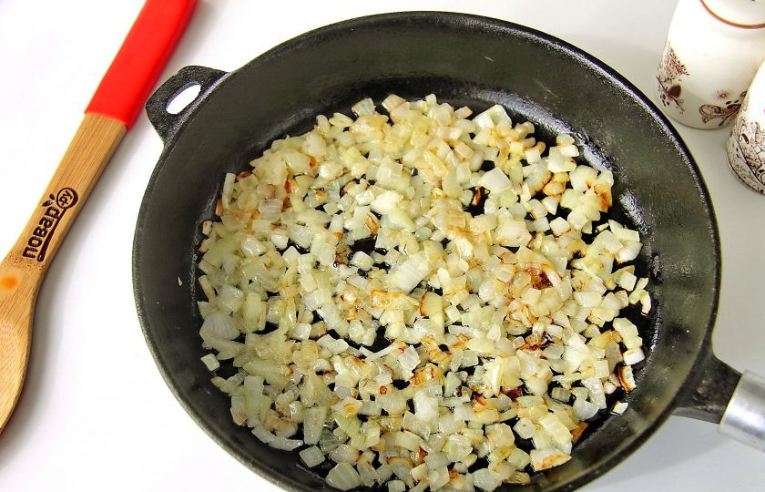 1. Этап. Курзе с творогом: Лук нарежьте кубиками и обжарьте на сливочном масле.