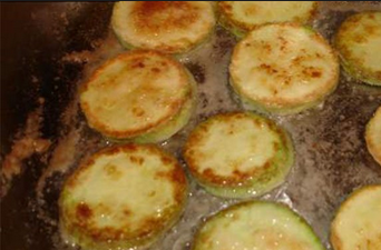 1. Этап. Кляр для кабачков с майонезом: 3. Жарим со всех сторон до румяности.