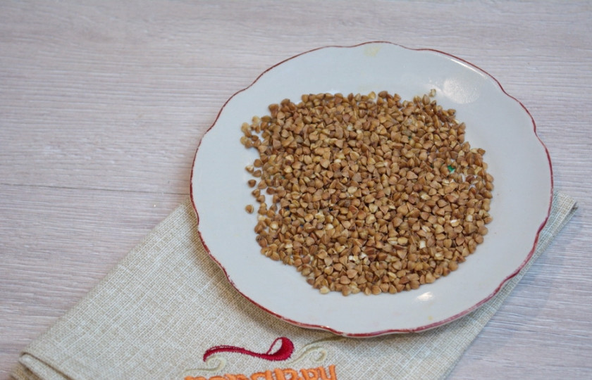 1. Этап. Суп гречневый: Гречневую крупу промойте в нескольких водах. Чистую крупу добавьте в бульон и дайте провариться.