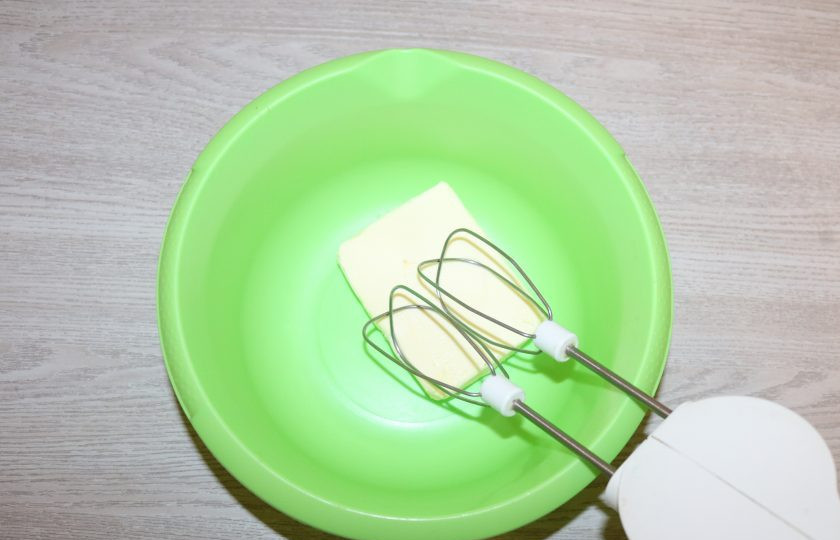 1. Этап. Торт «Причуда»: Сливочное масло взбейте миксером.