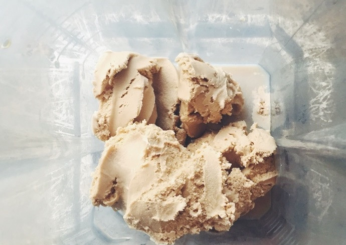 1. Этап. Алкогольный молочный коктейль: 1. Выложите в блендер кофейное мороженое, добавьте к нему холодное молоко, ликер.