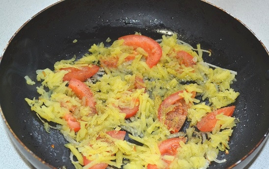 1. Этап. Мандирмак: 8. Посолите и поперчите по вкусу.