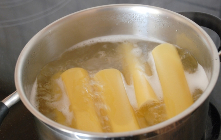 1. Этап. Каннеллони с индейкой: 1. Каннелони отварим в кипящей подсоленной воде до полуготовности. Варятся они, как и обычные макароны, ничего сложного нет.