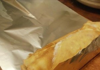 1. Этап. Рулеты из блинов с начинкой: Теперь наш рулет заворачиваем в фольгу, чтобы не вытекла начинка и чтобы придать ему хорошую форму. Формируем еще один рулет из блинов с начинкой. Отправляем рулеты в холодильник.